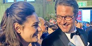 Von 2009 bis 2013 war er parlamentarischer staatssekretär beim bundesminister für verkehr, bau und stadtentwicklung und vom 15. Verkehrsminister Andreas Scheuer Zeigt Seine Neue Liebe Julia