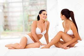 Die beiden waren um die häuser gezogen und er hat dann bei uns auf der couch geschlafen. Zwei Frauen Freunden In Unterwasche Sitzt Auf Dem Bett Im Chat Lizenzfreie Fotos Bilder Und Stock Fotografie Image 18983568