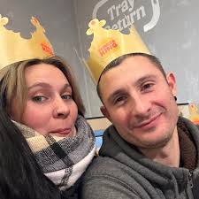 Cet été, les Monsieur Madame débarquent dans vos restaurants Quick.  Jusqu'au 16 août, retrouvez une collection de verres avec 6 personnages  Monsieur Madame en édition limitée ! Pour en savoir plus 👉