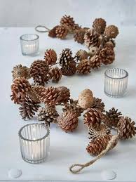Une Guirlande De Pommes De Pin Deco Noel Nature Deco Noel Pomme De Pin Noel