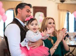 Deși a fost permanent în atenția presei cu zvonuri despre o posibilă despărțire de soțul ei, despre alina sorescu (34 de ani) avem o mulțime de noutăți. Alexandru Ciucu Si Alina Sorescu I Au Rupt Turta Fetitei Lor