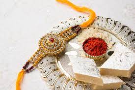 4.3 out of 5 stars. Raksha Bandhan Gruss Rakhi Und Geschenk Mit Sussen Kaju Katat Oder Mithai Und Reis Korner Kumkum In Einer Dekorativen Platte Traditionelle Indische Armband Ist Ein Symbol Der Liebe Zwischen Brudern