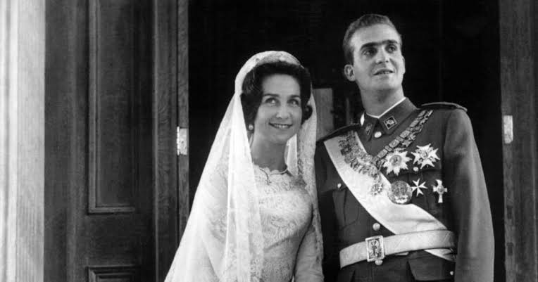 “Cuando Sofi se dio cuenta, no pudo contener las lágrimas”: el error que la reina  Sofía cometió hace 63 años en el día de su boda