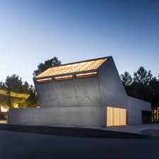Stark Concrete Funeral Home Tilts Up Towards The Sun Architecture Architecture Design Roof Architecture
