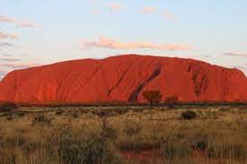 Ulu r u lies west of the simpson desert, not far from the 'red centre' of australia, about 335kms southwest of alice springs (as the crow flies) and 463kms by road. Pendakian Ke Batu Uluru Di Australia Resmi Ditutup Kenapa