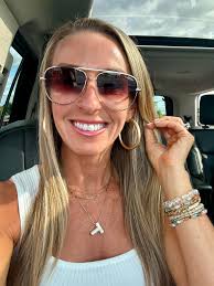 These matte gold, hollow hoops are the PERFECT grab and go earrings! Super  leightweight and the cutest neutral! 💲1️⃣8️⃣