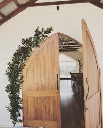 Excited To Be At The Beautiful Location Of Summergroveestate This Morning For Stunning Installation Lush Greenery As The Focal Bridal Bouquets To In 2020 With Images