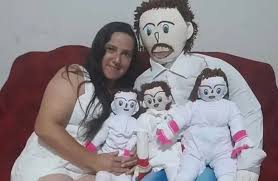 La mujer que se casó con un muñeco de trapo reveló que es “madre de tres  hijos” y su vida es más complicada