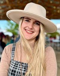 Samantha Daly's Instagram, Twitter & Facebook