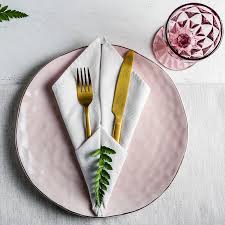 Une fois qu'on a pris ces repères le pliage est plus facile ! 4 Pliages De Serviette De Table Inventifs Pour Votre Deco Blog But