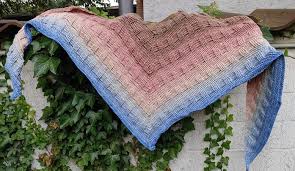 It has a crosswise as well as lengthwise stretch. Hakelanleitung Both Sides Flaches Dreieckstuch