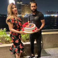اضافة اعلان وقال سيف فى برنامج البريمو، مع الإعلامي إسلام صادق، المذاع على قناة ten: Ø­Ø³Ø§Ù… Ø¹Ø§Ø´ÙˆØ± ÙŠØ­ØªÙÙ„ Ù…Ø¹ Ø²ÙˆØ¬ØªÙ‡ Ø¨Ø¹ÙŠØ¯ Ù…ÙŠÙ„Ø§Ø¯Ù‡Ø§ ÙƒÙ„ Ø³Ù†Ø© ÙˆØ§Ø­Ù†Ø§ Ù…Ø¹ Ø¨Ø¹Ø¶ ØµÙˆØ± Ø§Ù„ÙŠÙˆÙ… Ø§Ù„Ø³Ø§Ø¨Ø¹