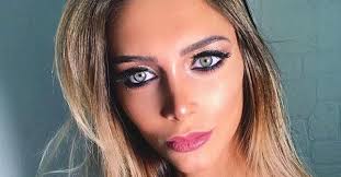 Filha de Eduardo Cunha faz bico como promoter de camarote na Sapucaí