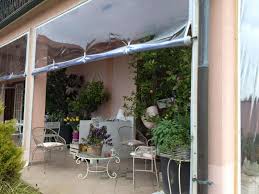 Le coperture per esterno, pensiline e tettoie cover technology sono realizzate su misura per creare coperture personalizzate da adeguare a vari contesti. Laterali Tutto Trasparente