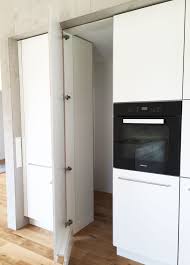 Weisse Kuche Mit Integrierter Versteckter Speisekammer Deckenhohe Schranke Edelstahlgriffe Und Tipon System Versteckte Speisekammer Weisse Kuche Speisekammer