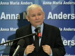 Okazuje się jednak, że zdarzają się chwilę podczas posiedzeń sejmu, które mimo toczących się na forum dyskusji, prezes wykorzystuje na… przeglądanie internetu. Jaroslaw Kaczynski O Obnizeniu Wieku Emerytalnego Tvn24 Biznes