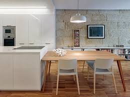 Esta hermosa mesa de fino acabado, con líneas que evocan un estilo campestre muy a tono con la decoración pudiera parecer una mesa más de cocina lacada en madera, pero el tapiz de sus sillas, con estampados donde prima el azul marino se encarga de. Mesas Clasicas Para Cocinas Archivos Blog Dekogar
