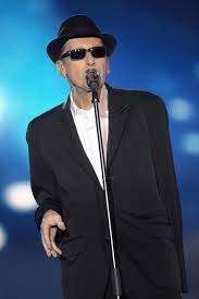 She has employed numerous unusual musical styles, melding rock and roll, folk, jazz, electronica, spoken word poetry, and world. Alain Bashung Sur Scene Jusqu A Ses Derniers Instants