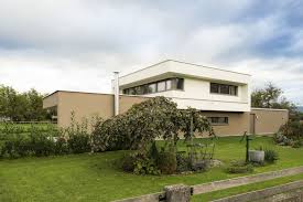 Einfamilienhaus Flachdach Uberdachte Terrasse Massivbau L Form Moderne Architektur L Form Klare Moderne Architektur Architektur Architektur Haus Design