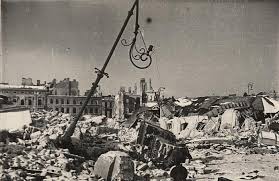 Pałac saski jest nazywany symbolem nieodbudowanej warszawy. Druga Wojna Swiatowa Osi Saskiej Nie Ominely Zniszczenia Wojenne Ktore Dotknely Warszawe W Latach 1939 1945 We Wrzesniu 1939 Roku Splonal Palac Kronenberga I Drewniany Budynek Teatru Letniego Pelniacy Role Skladu Amunicji Palace Saski