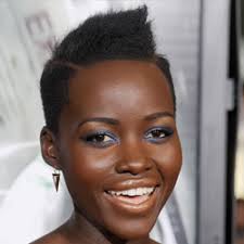 Lunghi o corti, anche i capelli afro infatti possono essere adattati alla tua personalità e al tuo gusto in fatto di tagli. Tagli Capelli Afro Ricci Corti Con Crestina Rasati Medi