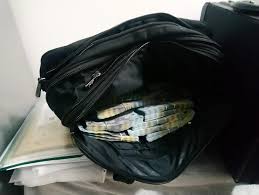 Apoi, durata de viata a unei bancnote de un dolar este de aproximativ sase ani, mai putin de jumatate fata de cei 15 ani cat este durata medie de viata a unei. 1 2 Milioane De Euro 790 000 De Lei 12 000 De Dolari 1 500 Lire Sterline 37 De Ceasuri De Lux 21 De BrÄƒÈ›Äƒri 18 LanÈ›uri È™i Pandantive Din Aur È™i Opt Autoturisme De Lux