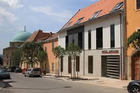 It has ample electricity (with the prospect of utilizing the still intact philpot hydroelectric dam), a rough but serviceable medical facility, a bar with numerous alcoholic drinks for leisure and access to multiple vehicles. Hotel Arkadia Pecs Updated 2021 Prices