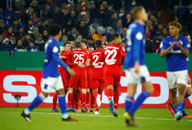 Der fc bayern münchen hat sein auswärtsspiel am 18. Dfb Pokal Schalke 04 Verliert Gegen Bayern Munchen Letzte Chance Banner Hochhalten Der Spiegel