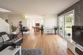 Offener Wohn Essbereich Mit Kamin Inneneinrichtung Weberhaus Lichtdurchfluteter Kubus Hausbaudirekt De Wohnen Weber Haus Bauhausstil