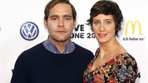 Ayse Bosse Dieser Moment In Dem Man Alles Hinterfragt Welt Ayse bosse arbeitet als autorin, schauspielerin und trauerbegleiterin.