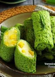 Selain itu, dadar gulung juga biasanya berwarna hijau karena diberikan campuran pewarna makanan atau air daun suji. Resep Kue Dadar Gulung Pandan Vla Nangka