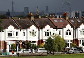 The average price of a house fell by 0.3% to £229,748 between december and january, said nationwide. Berserk Uk House Prices Rise At Fastest Rate Since 2004 Reuters