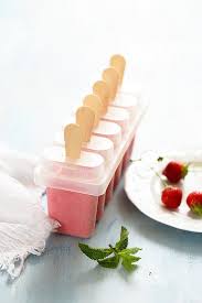 500 g de fraises, 250 g de sucre en poudre, 250 ml de crème fraîche épaisse , 1 citron Batonnets Glaces Fraise Yaourt Sans Sorbetiere Un Dejeuner De Soleil