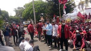 Salah satu cara termudah untuk mengatasinya adalah dengan mengecek indikator. Jengkel Dengan Tingkah Anggota Dprd Kuningan Mahasiswa Desak Ketua Dprd Mundur Segel Gedung Dewan Halaman 1 Tribun Jabar