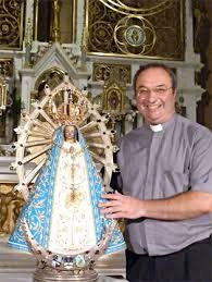 La virgen no se quería ir de su antigua capilla de rosendo sin su esclavo, ya que volvió dos veces sola, por la noche, de la casa de y viéndose así afligido se fue en un carretón a hacer una novena a la virgen de luján en los días de su fiesta patronal, y cuando. La Corona De La Virgen De Lujan Millones De Peregrinos Que Oran Se Confiesan Comulgan Y 20 Mil Bautizos Al Ano Portaluz Org