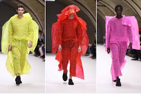 Saat ini payung tidak hanya digunakan sebagai alat pelindung saja. Unik Baju Dari Bubble Wrap Ini Eksis Di London Fashion Week Fashion