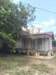 Dinding rumah terbuat dari kayu, beberapa dengan pintu. Rumah Rumah Tradisional Kayu Terpakai Untuk Dijual Facebook