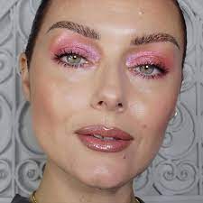 29 Cute Christmas Makeup Looks For 2020 Fun Festive Ideas Glamour First Date Makeup Christmas Makeup Look Makeup