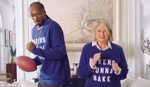 The martha alum noted that dogg enjoys it when he does it, adding that the grass is a nice combination. dogg and stewart's unlikely, yet endearing, friendship has captivated fans for years. Martha Stewart And Snoop Dogg Team Up For Super Bowl Li Ad Daily Mail Online