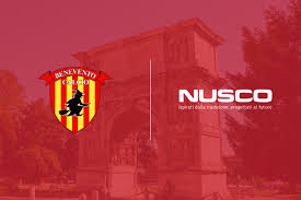 Si richiede disponibilità a lavorare sia nei giorni feriali che nei giorni festivi, sia in orari diurni che serali. Nusco Sponsor Del Benevento Calcio Per La Serie A 2020 2021