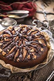 Decoriamo con la pera rimasta tagliata a fettine e copriamo con un velo di zucchero di canna, finiamo con le gocce di cioccolato. Torta Pere E Cioccolato Vegan Senza Glutine