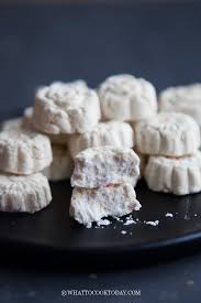 600 gram tepung ubi (sangai hingga kuning) 1 biji telur 1 biji kelapa (ambil santan pekat) secubit garam ½ sudu kecil soda bikarbonat gula secukupnya. The Best Kue Bangkit Santan The Only Recipe You Ever Need