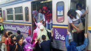 Kubelai lembut wajahnya, matanya terpejam dan bibirnya masih membuka. Pintu Kereta Tiba Tiba Menutup Mahasiswi Ini Terpelanting Warta Kota