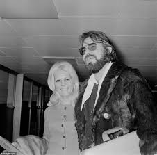 She moved to atlanta after she'd been in college for a year and worked as a model for some time in new york. Dolly Parton Trauert Um Den Verlust Des Langjahrigen Mitarbeiterin Kenny Rogers Nach Country Ikone Stirbt Bei 81 Aktuelle Boulevard Nachrichten Und Fotogalerien Zu Stars Sternchen