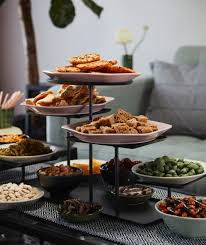 Memasang dekorasi lebaran akan memberi suasana yang lebih akrab dan menyenangkan. Tips Menghias Dekorasi Ruang Tamu Dengan Tempat Kue Di Hari Idul Fitri Ikea Indonesia