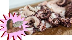 Il polpo viene già sbattuto dopo essere stato pescato, dato che si uccide con dei colpi mirati alla testa e lo si sbatte con forza proprio per evitare che le fibre si irrigidiscano. Come Pulire E Cuocere Il Polpo Piovra Youtube