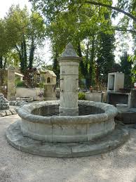 Tres Grande Fontaine Centrale Realisee Par Nos Artisans Tailleurs De Pierre A L Isle Sur La Sorgue Elle C Fontaine De Jardin Fontaine Pierre Petites Fontaines