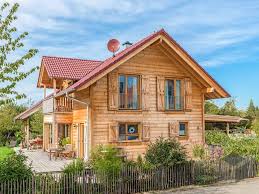 Verschiedene verarbeitung des holzes im baukörper holz kann als rahmen die statik eines hauses bilden und zur ausfüllung der rahmenfelder beliebige werkstoffe verwenden oder das haus kann. Einfamilienhaus B155 Krank Von Frammelsberger Holzhaus Fertighaus De
