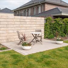 Gepflasterte Terrassenecke Mit Mauer Sichtschutz Terrassengestaltung Mauer Sichtschutzmauer