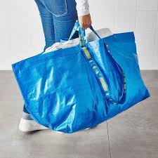 Como Hacerte Un Chubasquero Con La Bolsa Azul De Ikea Y Otros Tres Ikea Hacks Ikea Shopping Ikea Finds Blue Tote Bag